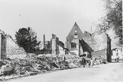 B-1283II Gezicht op puin aan de Rouaansekaai te Middelburg, na het bombardement