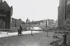 B-1284 Gezicht op de Wal te Middelburg, vanuit het Koorkerkhof, na het bombardement