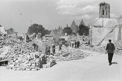 B-1285II Gezicht op een deel van de Abdij te Middelburg, met puinruimers, gezien vanaf de Burg, na het bombardement