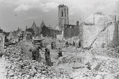 B-1285III Gezicht op een deel van de Abdij te Middelburg, met puinruimers, gezien vanaf de Burg, na het bombardement
