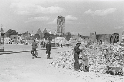 B-1286I Gezicht op de Abdijtoren te Middelburg, vanuit het westen, met puinruimers, na het bombardement