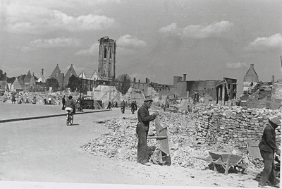 B-1286II Gezicht op de Abdijtoren te Middelburg, vanuit het westen, met puinruimers, na het bombardement