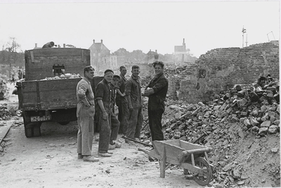 B-1287I Puinruimen in de binnenstad van Middelburg, na het bombardement