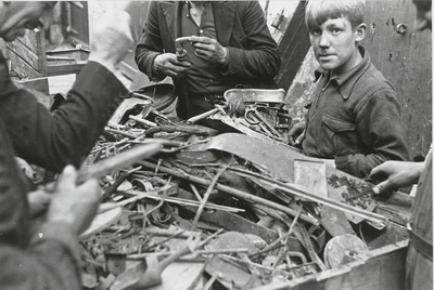 B-1287II Puinruimen in de binnenstad van Middelburg, sorteren van de ijzerwaren, na het bombardement