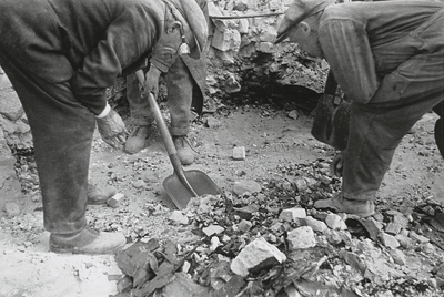 B-1287III Puinruimen in de binnenstad van Middelburg, na het bombardement