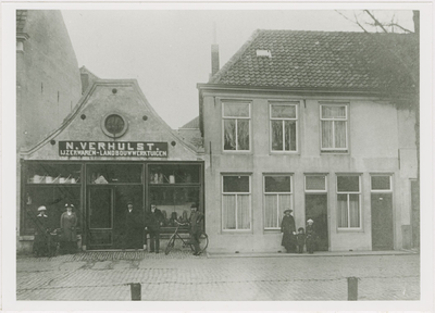 B-1292 De winkel in ijzerwaren en landbouwwerktuigen van N. Verhulst aan de Korte Herengracht te Middelburg
