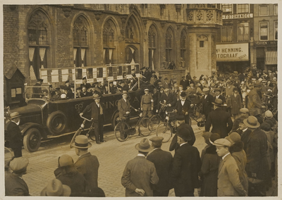 B-1297 Een open touringcar met muzikanten voor het stadhuis te Middelburg, mogelijk voor de start van een nieuwe ...