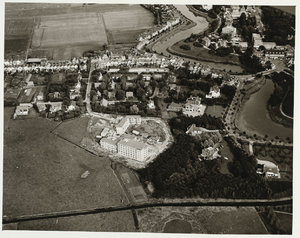 B-1305I Gezicht op de Seissingel te Middelburg en omgeving, van het westen, met het bejaardenhuis Ter Veste in aanbouw ...