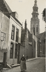 B-131 De abdijtoren van Middelburg gezien vanuit de Burgemeester Takstraat (een na het bombardement van mei 1940 ...