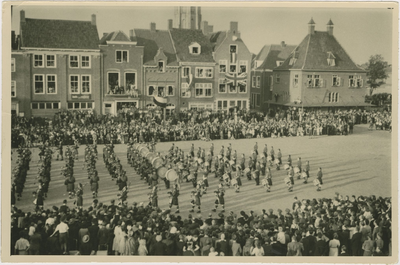 B-1318 Optreden van de Regimental Pipeband van de King's Own Scottish Borderers (KOSB) op de Markt te Middelburg