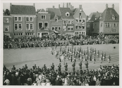 B-1319 Optreden van de Regimental Pipeband van de King's Own Scottish Borderers (KOSB) op de Markt te Middelburg