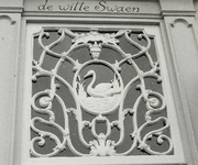 B-1359 Een versierd bovenlicht met een zwaan en de huisnaam de witte Swaen boven de voordeur van het huis aan het ...