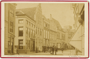 B-1365 Gezicht op de Lange Delft te Middelburg richting de Markt met aan de linkerzijde de ingang van de Herenstraat, ...