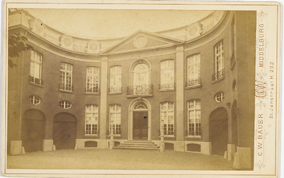 B-1370 De rechtbank, gevestigd in het Van de Perrehuis aan het Hofplein te Middelburg