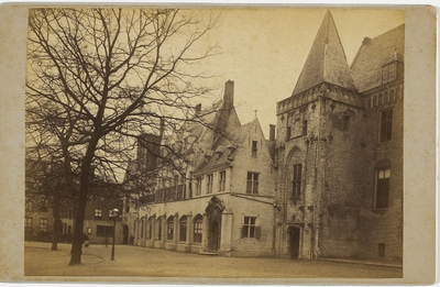 B-1371 Gezicht op de zuidzijde van het Abdijplein te Middelburg, met de Witte toren en de voormalige abtswoning