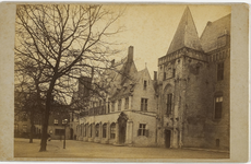 B-1371 Gezicht op de zuidzijde van het Abdijplein te Middelburg, met de Witte toren en de voormalige abtswoning