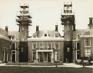 B-1411 Gezicht op de torens naast de ingang aan de voorzijde van Kasteel Ter Hooge te Middelburg tijdens de restauratie