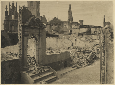 B-1429 Gezicht op het Diaconiehuis in de Lombardstraat te Middelburg, na het bombardement