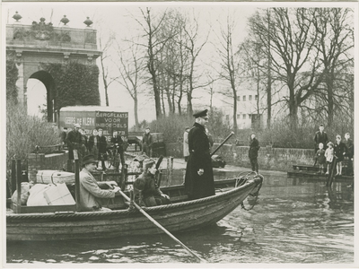 B-1435 De Veersesingel te Middelburg tijdens de inundatie met links de Koepoort