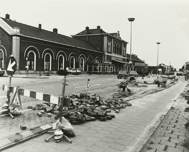 B-1458II Gezicht op de westvleugel van het station met een opgebroken Kanaalweg te Middelburg