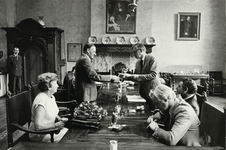 B-1487 Afscheid in de kamer van B&W van de heer H. Moor, in dienst van de gemeente Middelburg tussen 1 augustus 1942 en ...