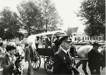 B-1490III Koningin Beatrix en prins Claus in een huifkar tijdens hun bezoek aan Middelburg