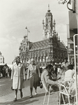 B-1511 Marktdag te Middelburg, met op de achtergrond het stadhuis