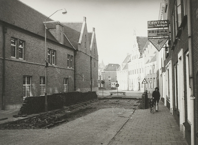 B-1567 Gezicht op de Sint Pieterstraat te Middelburg, met aan de linkerzijde een deel van het Rijkarchief in Zeeland