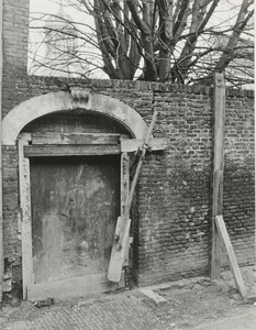 B-1577 Een tuinmuur met poort in de Pijpstraat te Middelburg