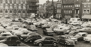 B-1597 Gezicht op de Markt te Middelburg, in gebruik als parkeerterrein