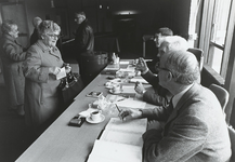 B-1600IV Melden van kiezers aan de tafel van het stembureau voor de verkiezingen van de Gemeenteraad van Middelburg