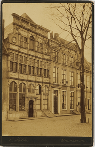 B-1605 Voorgevel van het huis In den Steenrotse aan de Dwarskaai te Middelburg met een sigarenwinkel