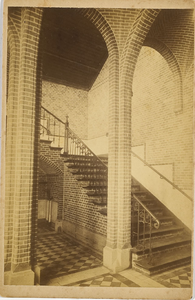 B-1606 Het trappenhuis van de Rijksleerschool aan de Sint Sebastiaanstraat te Middelburg