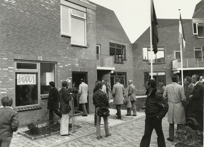 B-1608 De oplevering van de 5000e woning van de woningbouwvereniging Middelburg aan de Granaat 39 te Middelburg, met de ...