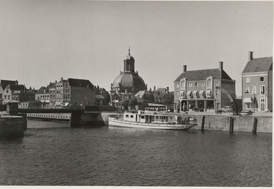 B-1637I Gezicht op de Rotterdamsekaai te Middelburg