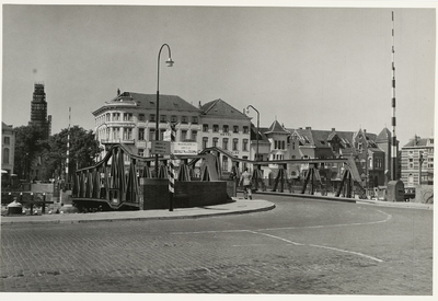 B-1644I Gezicht op de Stationsbrug te Middelburg, de Abdijtoren in de steigers en een deel van de Loskade