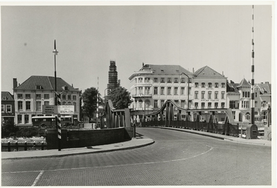 B-1644II Gezicht op de Stationsbrug te Middelburg, de Abdijtoren in de steigers en een deel van de Blauwedijk en Loskade