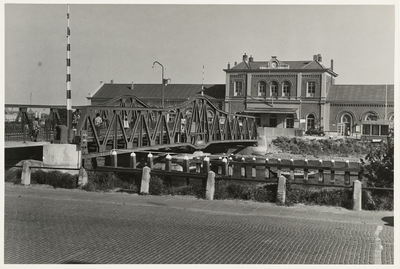 B-1644V Gezicht op de Stationsbrug te Middelburg, en een deel van het station