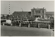 B-1644V Gezicht op de Stationsbrug te Middelburg, en een deel van het station
