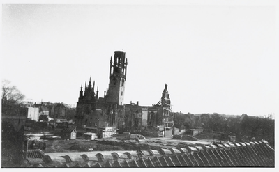 B-1645II Gezicht op een deel van de achterzijde van het stadhuis te Middelburg, na het bombardement