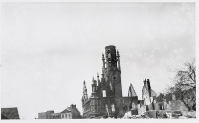 B-1645III Gezicht op een deel van de voorgevel van het stadhuis te Middelburg, na het bombardement