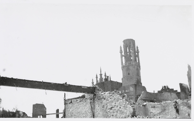 B-1645IV Gezicht op een deel van de achterzijde van het stadhuis te Middelburg, na het bombardement