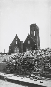 B-1647 Puin van de huizen in de Lange Burg met op de achtergrond de verwoeste Nieuwe Kerk en Abdijtoren te Middelburg, ...