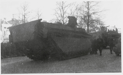 B-1649 Amfibievoertuig op de Dam te Middelburg tijdens de bevrijding
