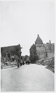 B-1657 Gezicht in de Lange Delft te Middelburg, vanaf de Markt, na het bombardement