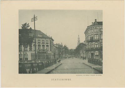B-166 Stationsweg.. De Stationsstraat en de Stationsbrug te Middelburg met op de achtergrond de Abdijtoren