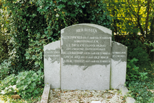 B-1660 Grafsteen met namen van een aantal mensen, die omkwamen tijdens het bombardement op Middelburg op 17 mei 1940, ...