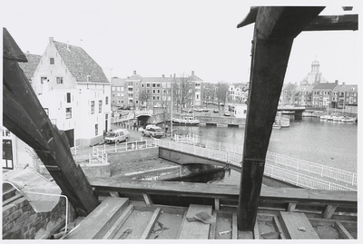 B-1684II Gezicht op de haven vanaf het dak tijdens de afbraak van de aanbouw (smederij) aan de achterzijde van het huis ...