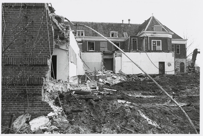 B-1684VI Gezicht op de afbraak van de aanbouw (smederij) aan de achterzijde van het huis van de equipagemeester van de ...