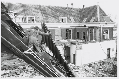 B-1684VIII Sloop van het dak tijdens de afbraak van de aanbouw (smederij) aan de achterzijde van het huis van de ...